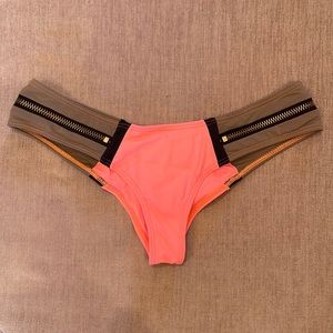 Beach Bunny ruched cheeky bikini bottoms size L (fits like M)